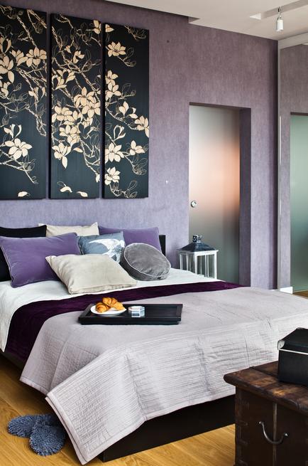 Fioletowa sypialnia w stylu romantycznym 