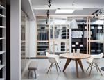 Drzwi przesuwne i systemy zabudowy wnetrz showroom marki Raumplus-07MCM